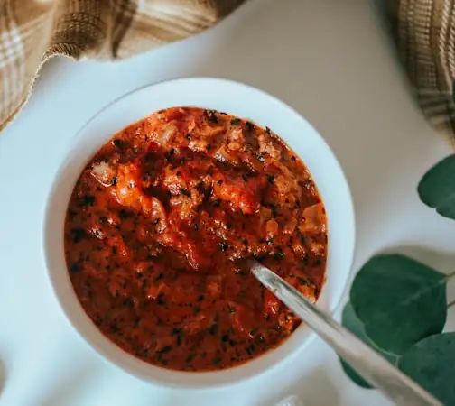 Leckeres herzhaftes Chutney, das Kitcharis und Gebäck ergänzt und eine köstliche Balance zu süßeren Aromen bietet.